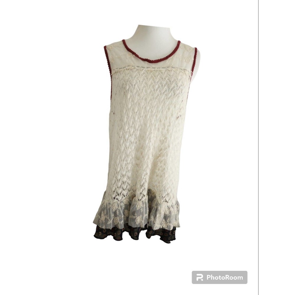 BKE Boutique Womens Tunic Sz M Beige Lace Embellished Ruffle Slit Back Crochet